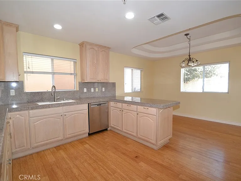 2203 Harriman #B — Photo 5