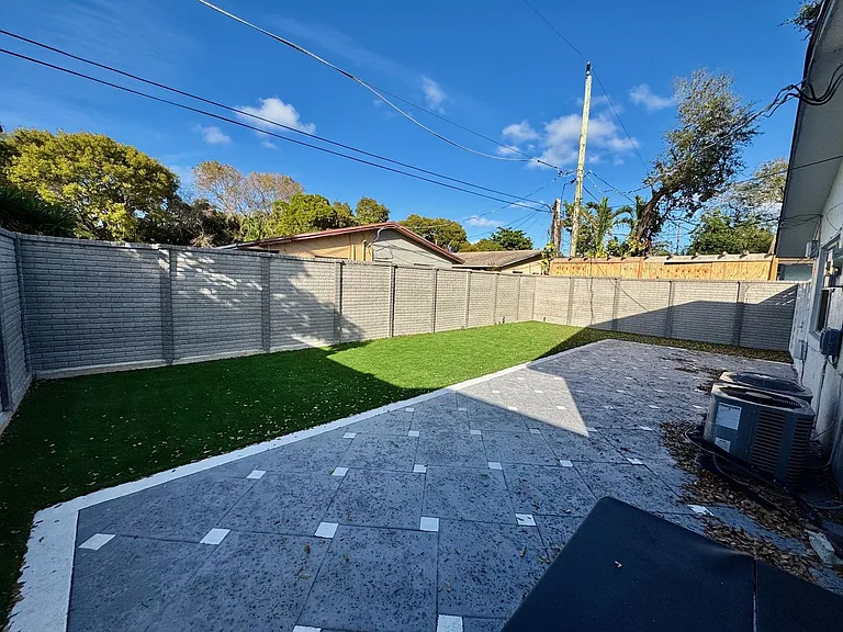 100 SW 9th St — Photo 14