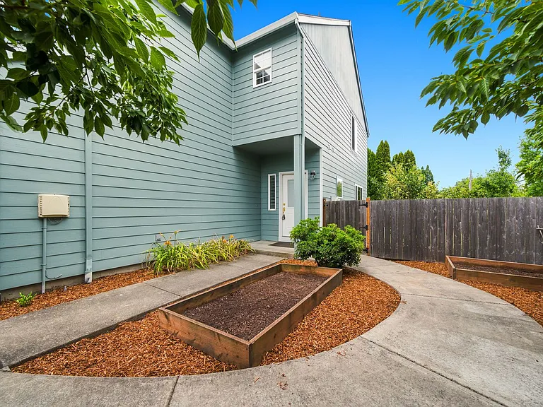 1499 NE Birkshire Ct — Photo 26