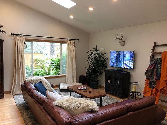 4th image of 15329 SE Newport Way