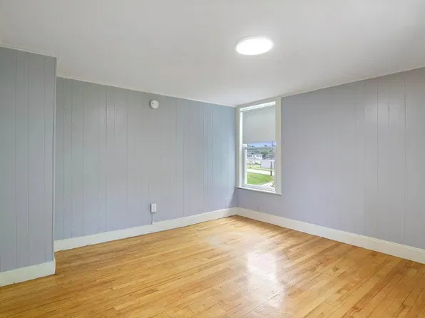 51 9th St #3, Auburn, ME 04210