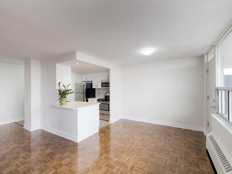 225 Davisville Ave — Photo 16