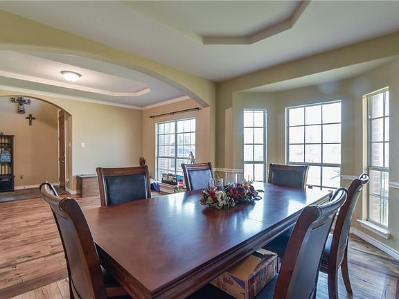 5th image of 812 Warwick Ct