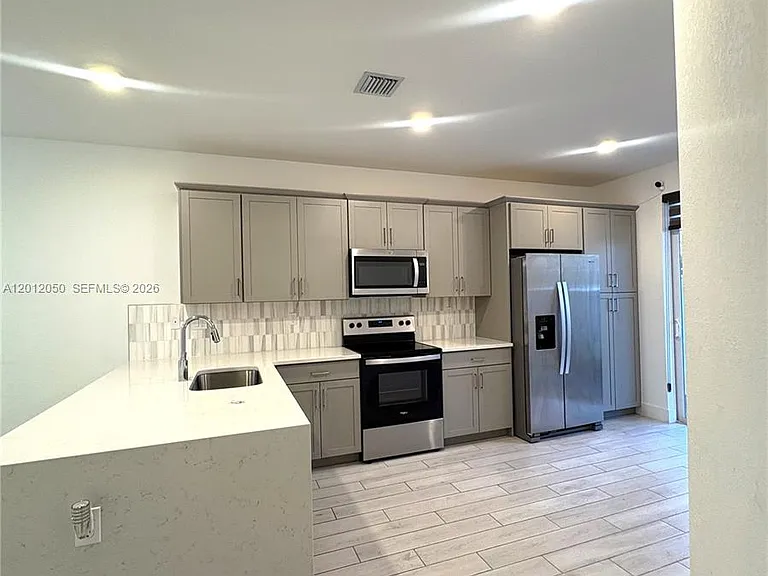 135-135 SW 171st Ter — Photo 1