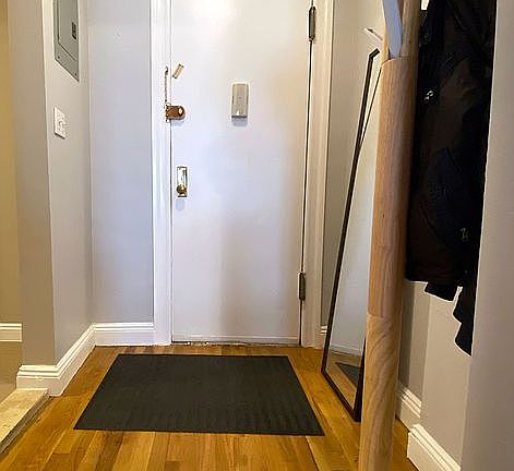 Foyer looking to entrance