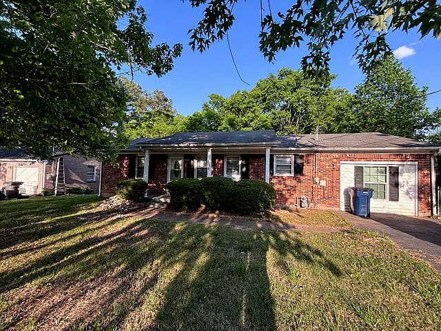 216 Granada Dr — Photo 3