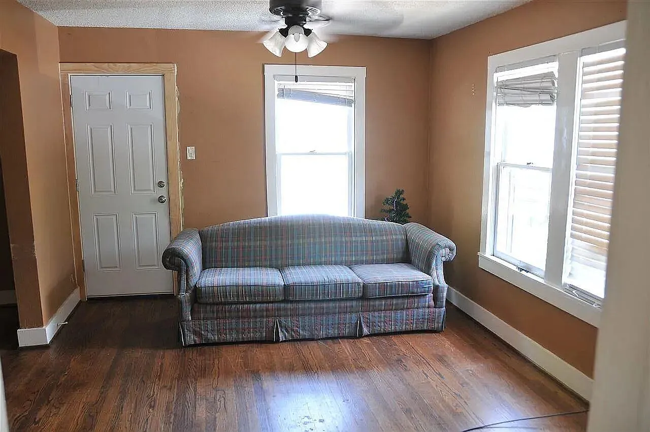 1523 S Robertson Ave — Photo 3