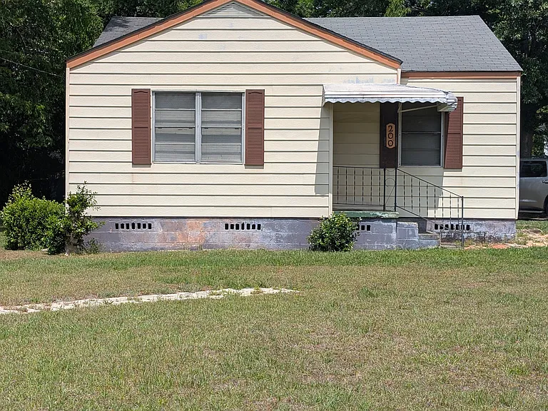 200 Naomi Dr — Photo 1