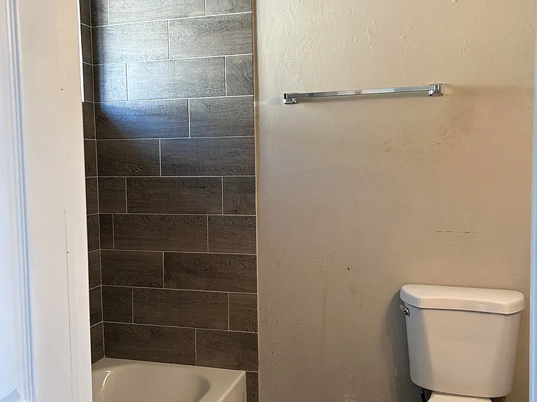 212 W Blacklidge Dr — Photo 5