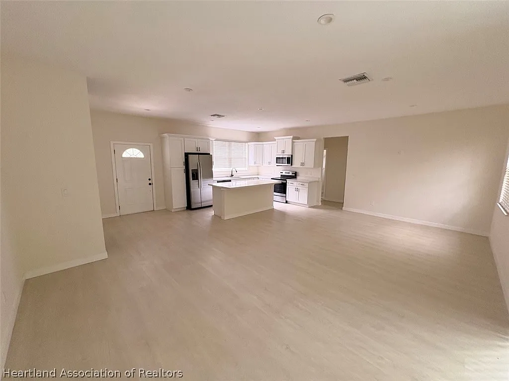3 bed, 2.0 bath, 1516 sqft, $2,000 — Photo 2
