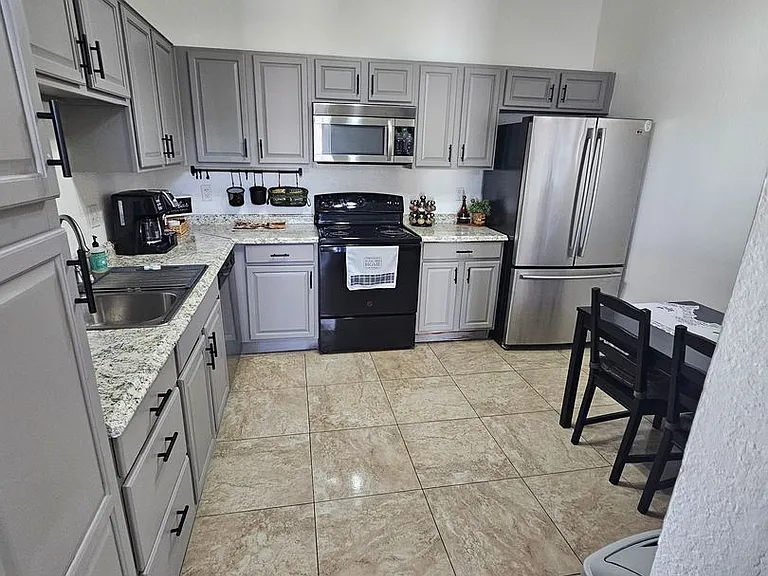 712 N Santa Barbara #1 — Photo 2