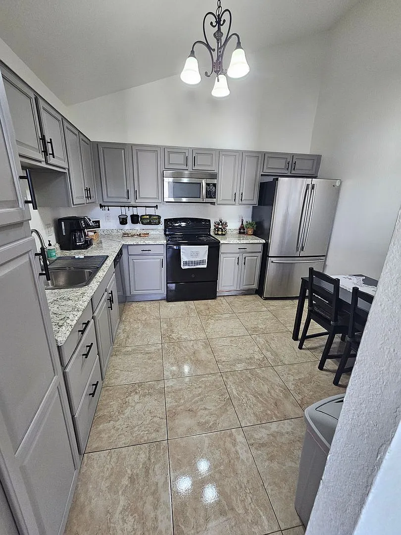 Building Photo - 712 N Santa Barbara #1