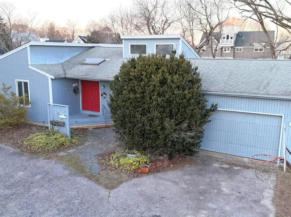 27 Westmoreland St, Narragansett, RI 02882