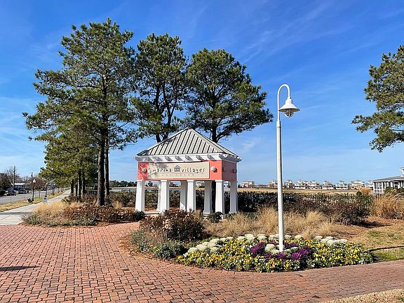 3rd image of 2 Lake Point Ct