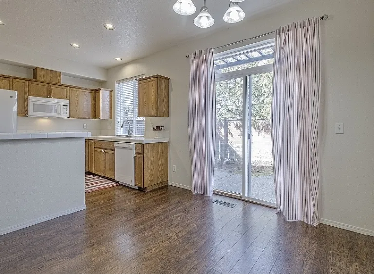 909 SE Sacha Pl — Photo 8