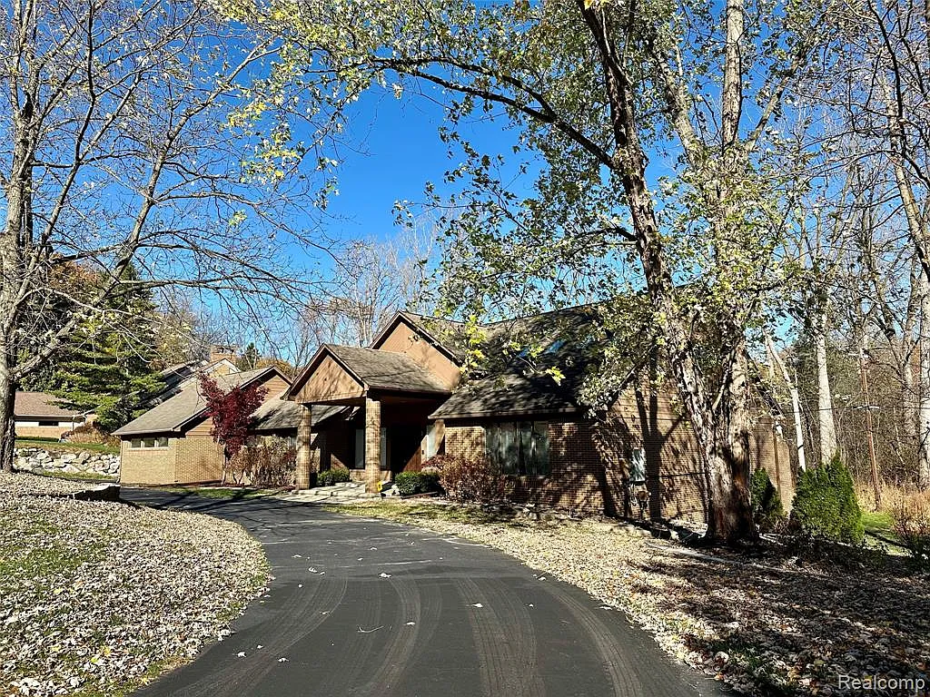 5 bed, 5.0 bath, 7720 sqft, $7,500 — Photo 3