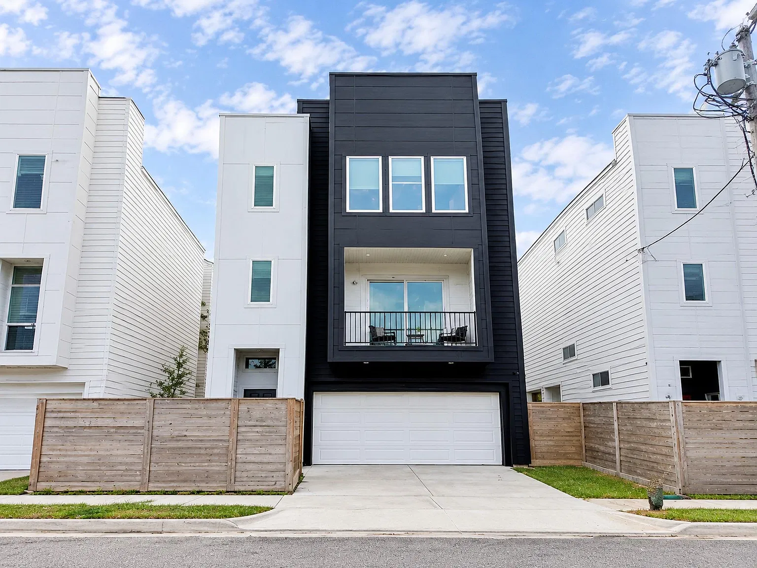 3 bed, 3.5 bath, 2579 sqft, $2,950 — Photo 1