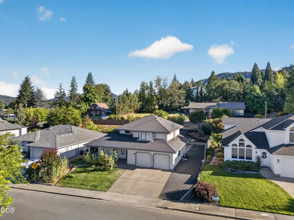 1408 NE Heritage Dr, Grants Pass, OR 97526