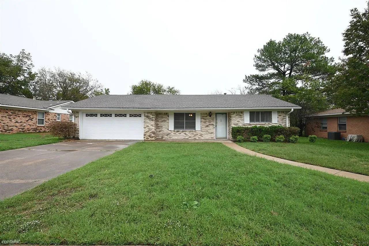 3 bed, 1338 sqft, $1,775 — Photo 1