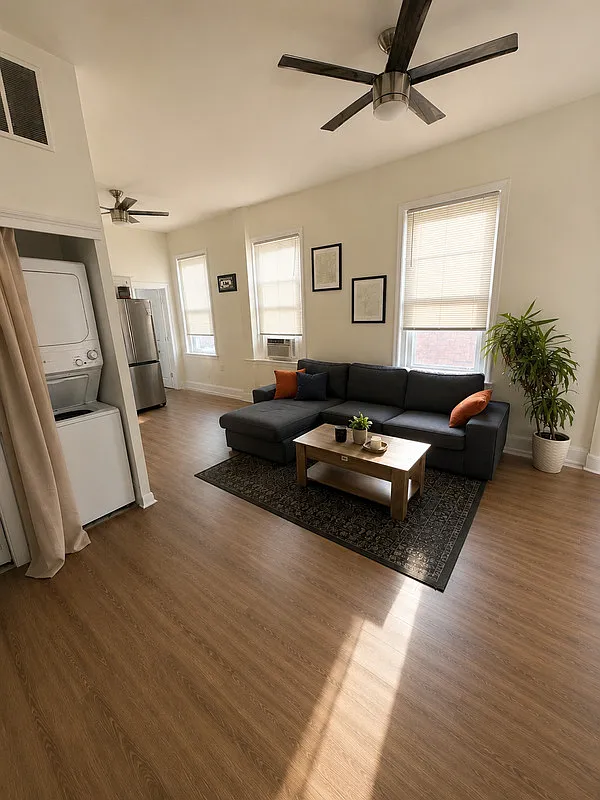 2 bed, 1.0 bath, 900 sqft, $1,600 — Photo 4