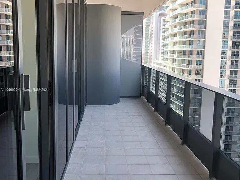 Brickell Plz — Photo 40