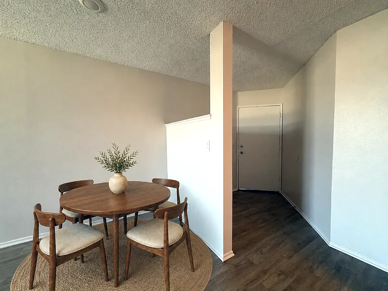 IMT 14227 Vanowen — Photo 3