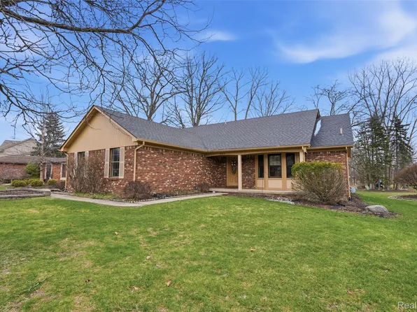 1669 Snowden Cir, Rochester Hills, MI 48306