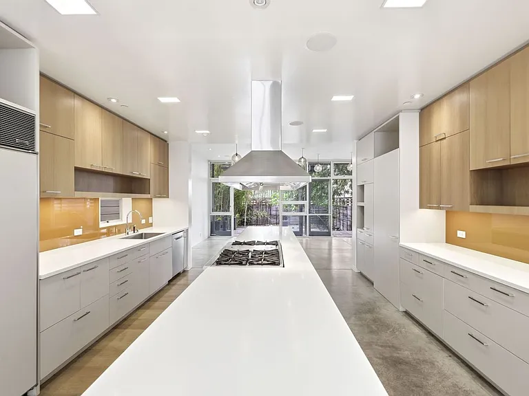 1076 S Van Ness Ave — Photo 4