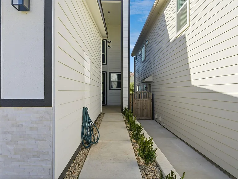111 Capetown Way — Photo 5