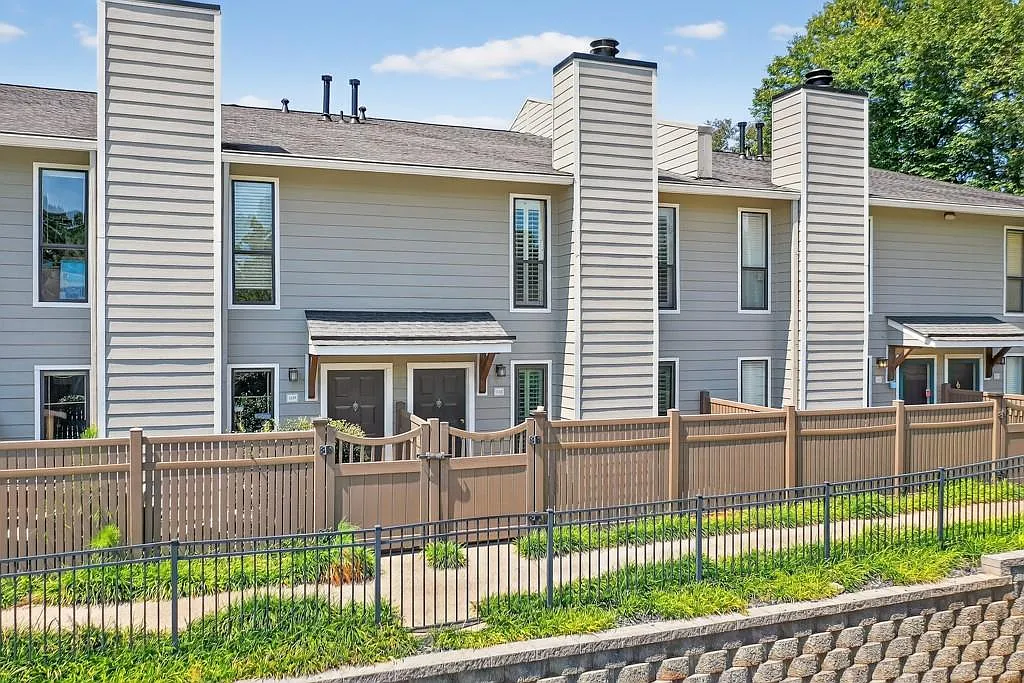1 bed, 1.5 bath, 1026 sqft, $1,600 — Photo 1