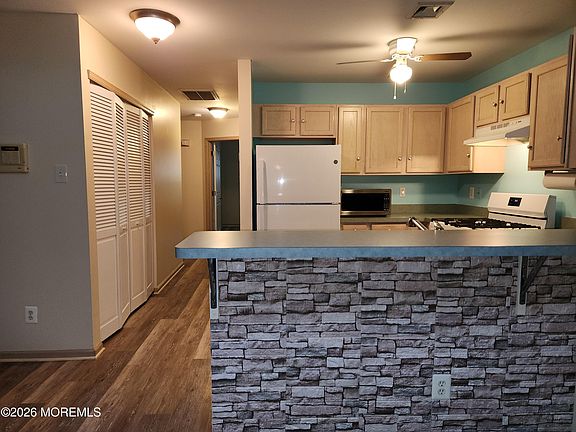 5th image of 21 Timberline Dr