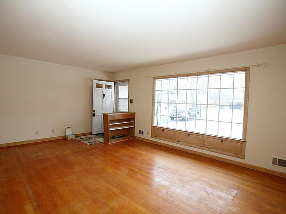 4th image of 11140 W Abbott Ave