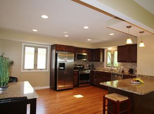 4624 N 101st St, Wauwatosa, WI 53225