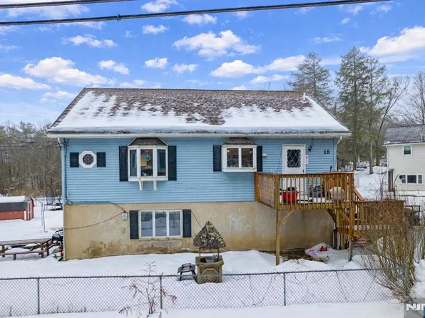 15 Hanover Rd W, Hewitt, NJ 07421