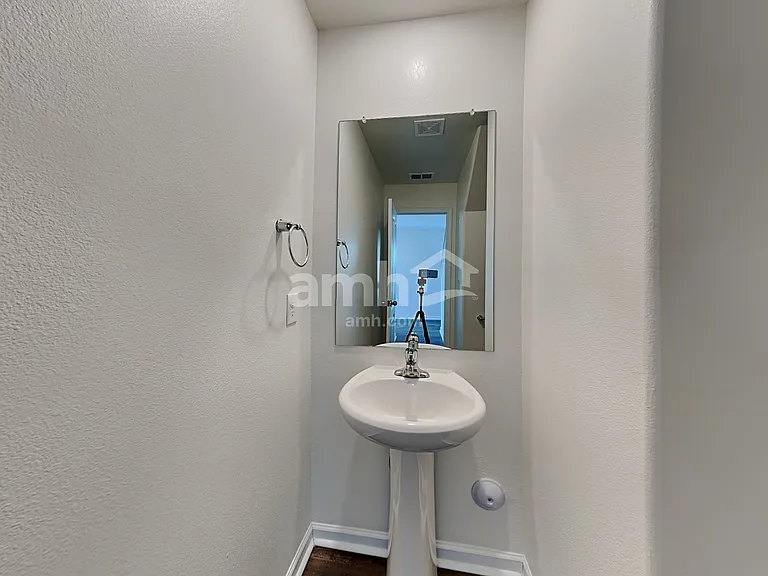 2058 Southlea Dr — Photo 6