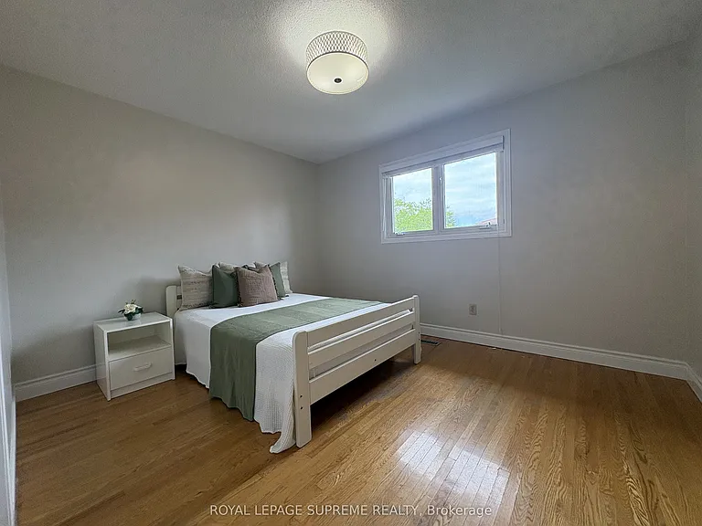 966 Lovingston Cres — Photo 18
