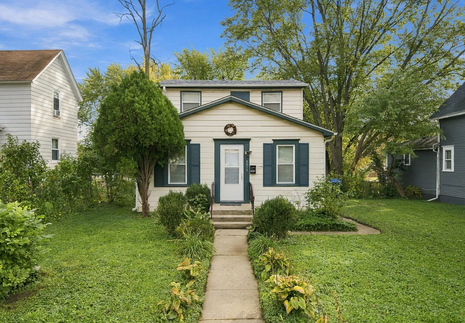 3 bed, 1.0 bath, 996 sqft, $1,990 — Photo 1