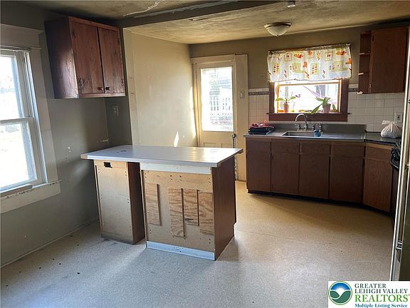 4th image of 512 Forrest Ave