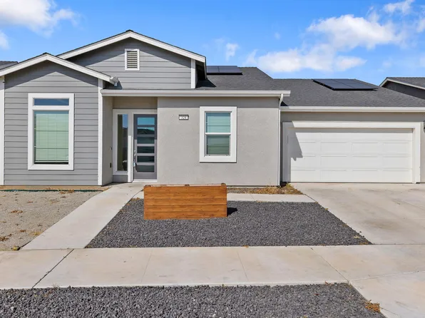 324 E Newton Avenue, Visalia, CA 93291