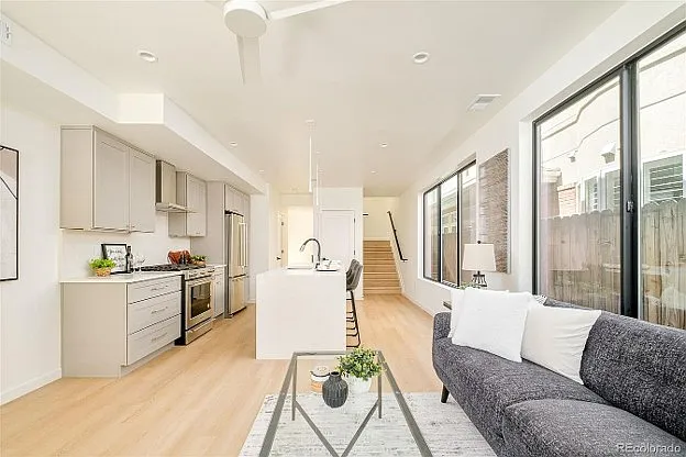 Open, light-filled living space and kitchen (1st floor)