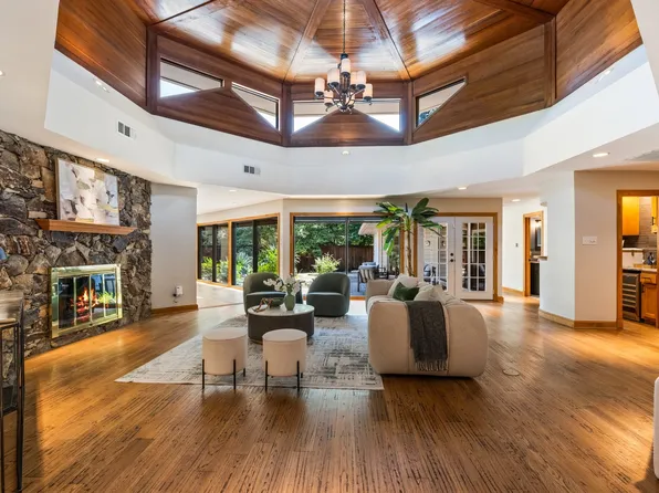 8907 Meadowknoll Dr, Dallas, TX 75243