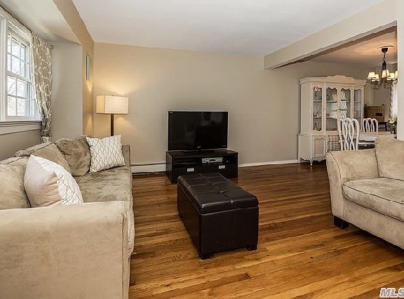 4th image of 215 W 17th St