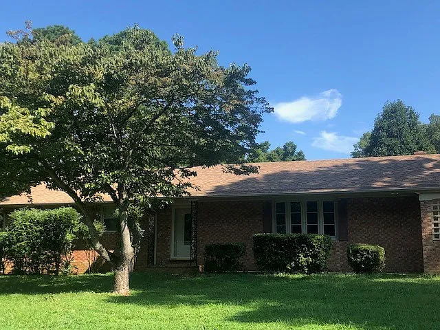 1812 Ashley Dr — Photo 2