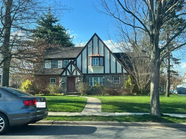 100 Wilson Pl, Freeport, NY 11520