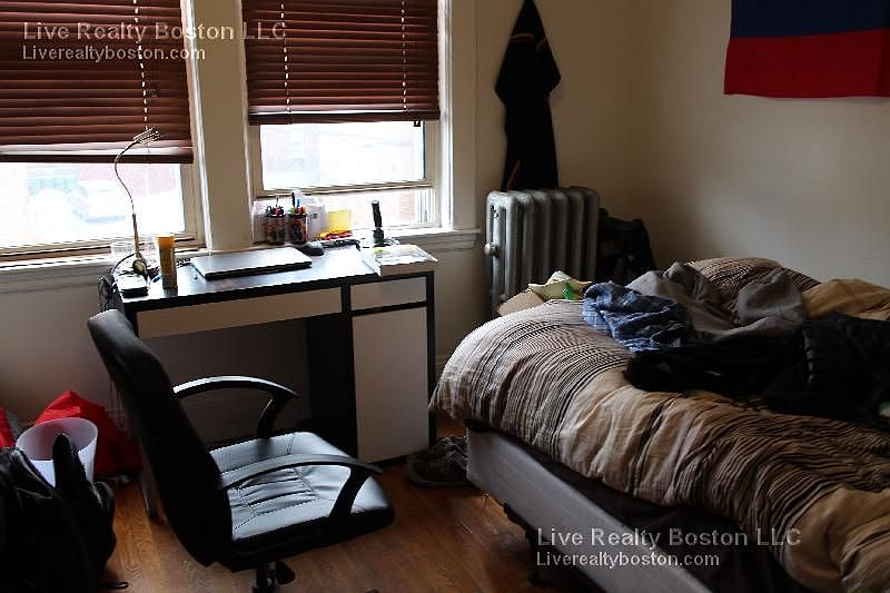 2nd image of 11 Scottfield Rd APT 16R