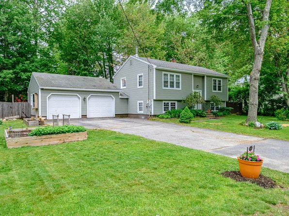 6 Carolyn Street, Topsham, ME 04086