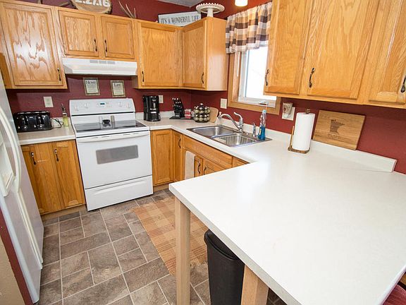 3rd image of 142 Oak St N #A