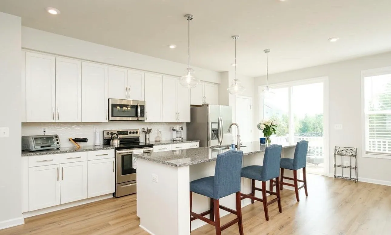 4 bed, 3.5 bath, 2327 sqft, $2,750 — Photo 4