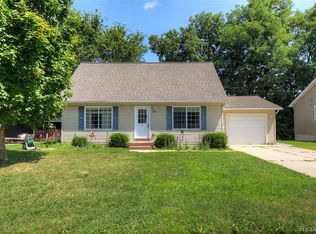 8972 Ash Dr, Whitmore Lake, MI 48189