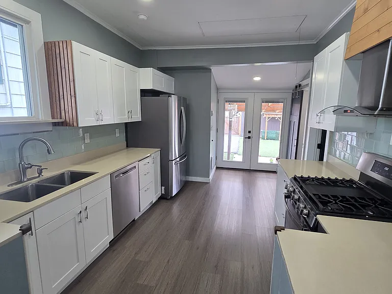 4020 Hoyt Ave — Photo 6